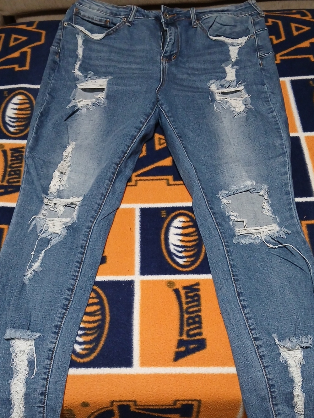 Women’s Ripped Skinny Jeans in Faded Blue